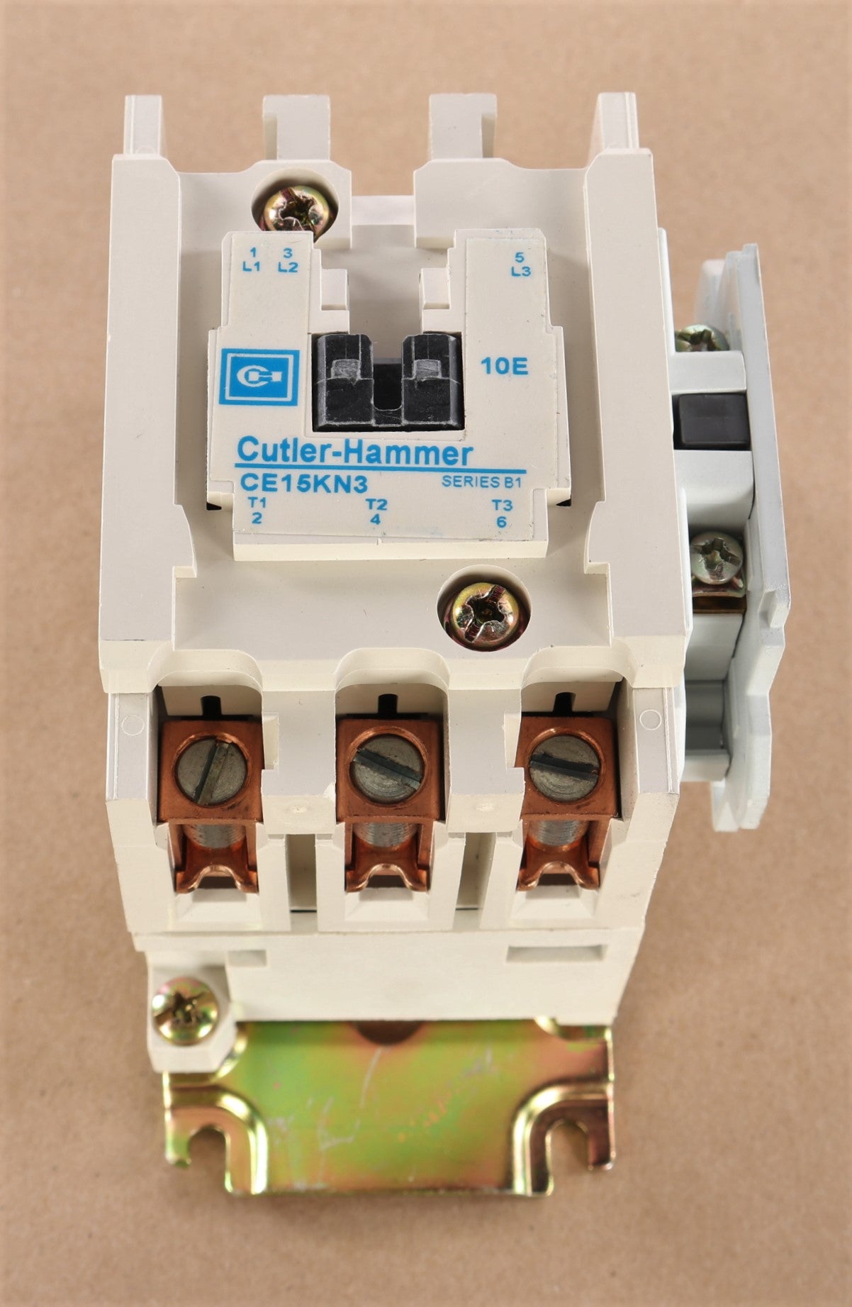 CUTLER HAMMER  ­-­ CE15KNS3Y10CB ­-­ OPEN CONTACTOR 460V T4704