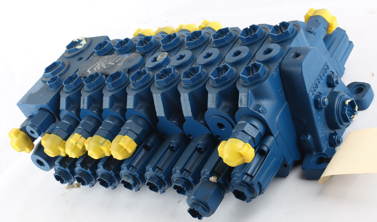 BOBCAT ­-­ 7177337 ­-­ VALVE MAIN CONTROL