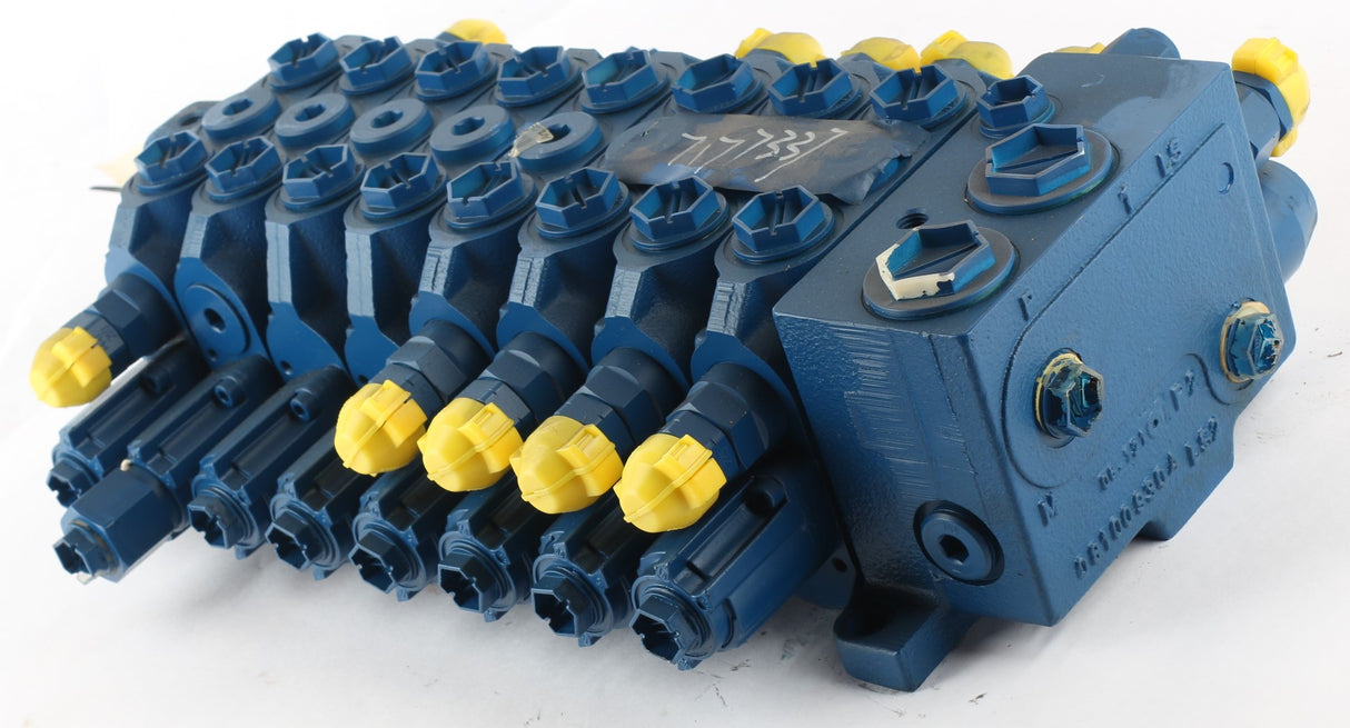 BOBCAT ­-­ 7177337 ­-­ VALVE MAIN CONTROL