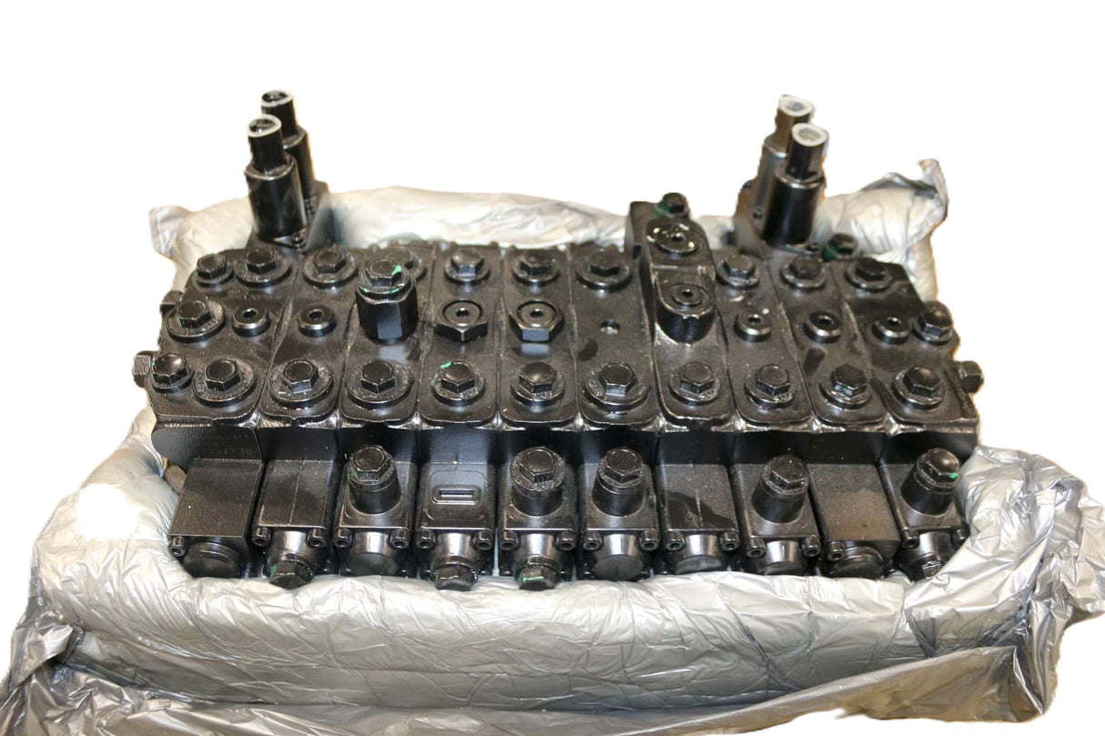 BOBCAT ­-­ 7257738 ­-­ VALVE CONTROL