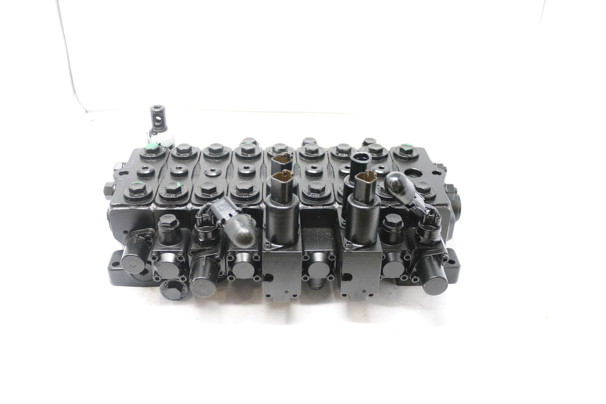 BOBCAT ­-­ 7309426 ­-­ VALVE CONTROL E19/E20 EH