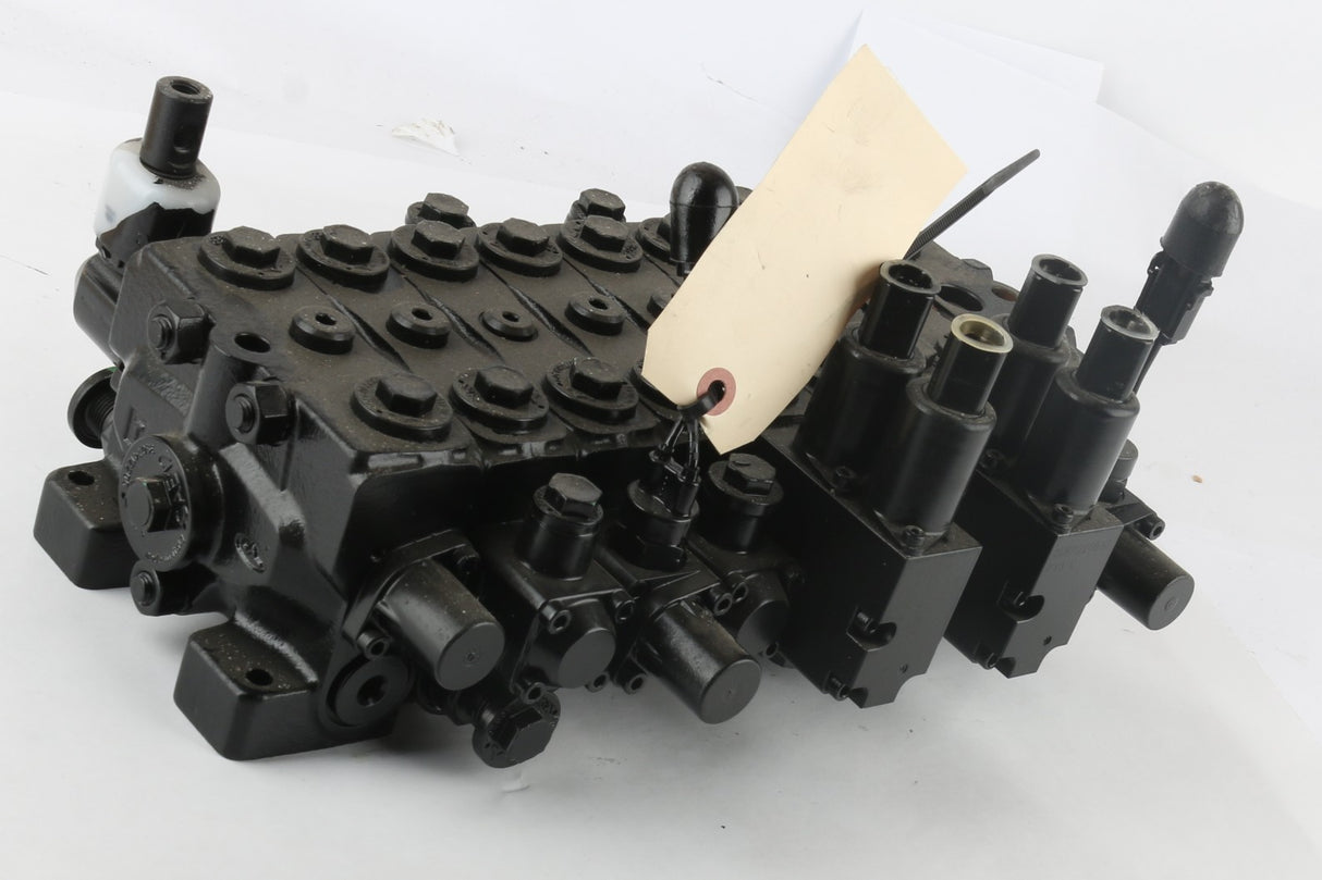 BOBCAT ­-­ 7029611 ­-­ VALVE CONTROL E19/E20 EH