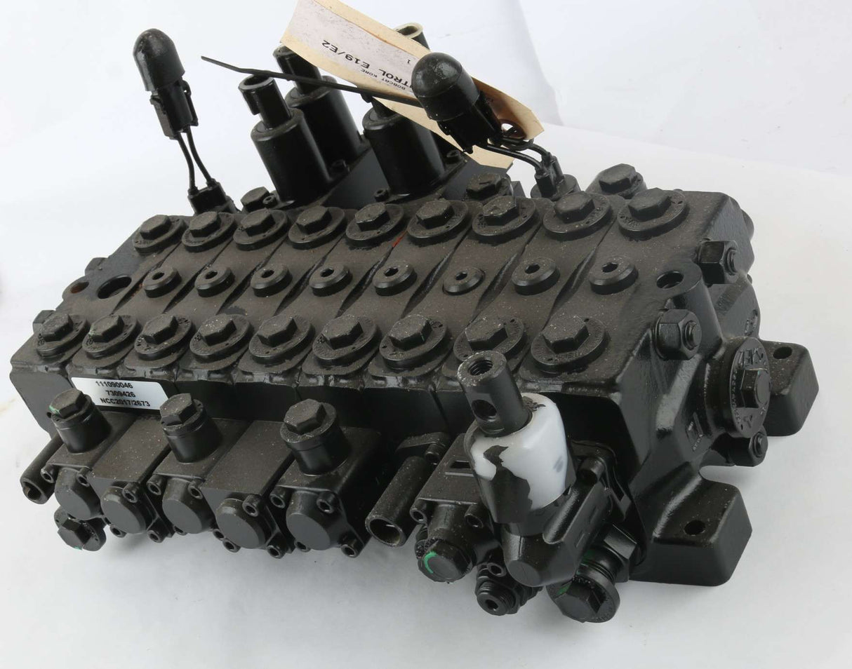 BOBCAT ­-­ 7029611 ­-­ VALVE CONTROL E19/E20 EH
