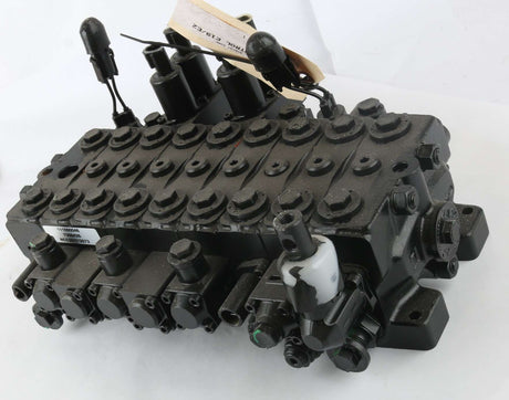BOBCAT ­-­ 7029611 ­-­ VALVE CONTROL E19|E20 EH