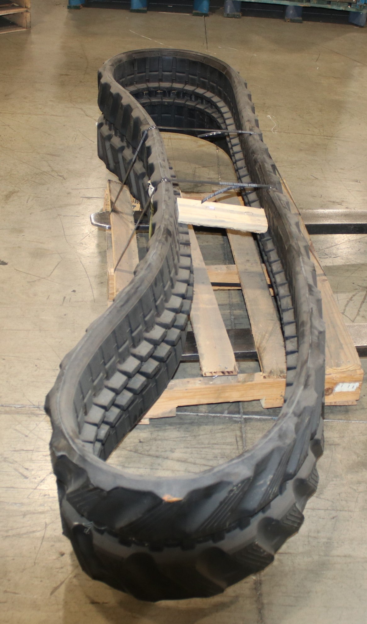 BOBCAT ­-­ 6988841EF ­-­ TRACK RUBBER (320X88X55) 12 IN MX