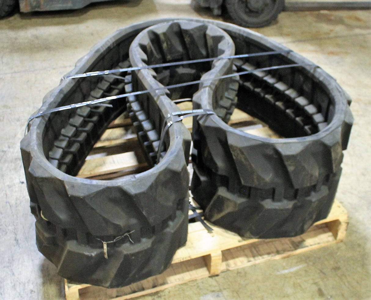 BOBCAT ­-­ 6989040EF ­-­ TRACK RUBBER (400X76X72.5) 16 IN MX