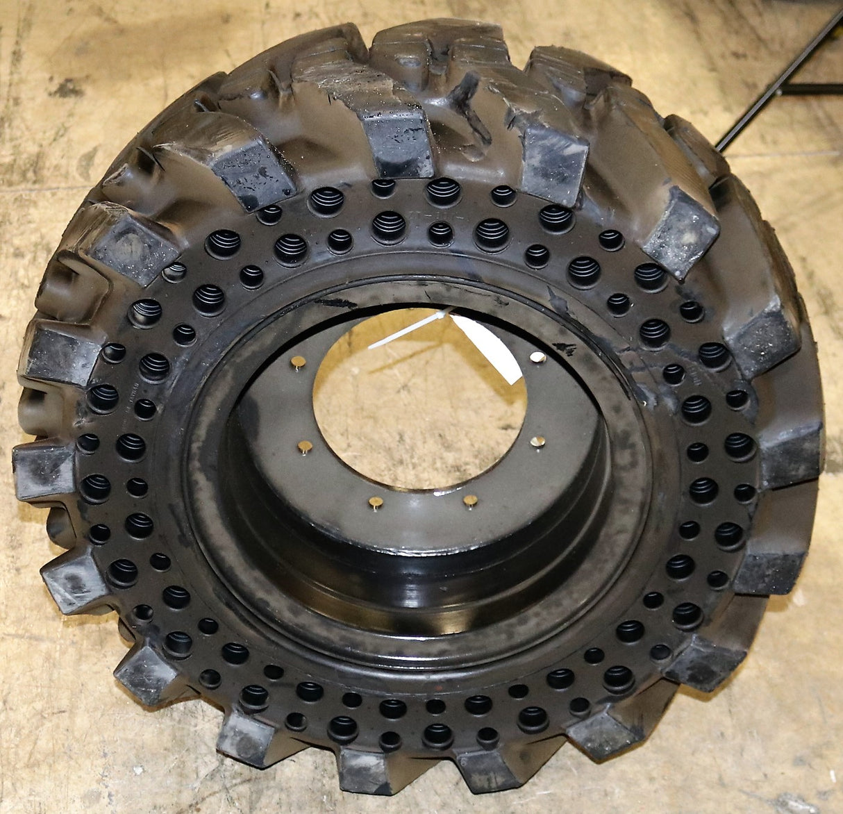 BOBCAT ­-­ 7024824EF ­-­ TIRE FLEX DIRT RH 12X16.5 (33X12)