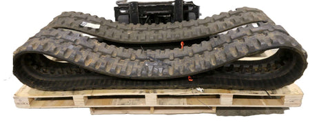 BOBCAT ­-­ 7028229EF ­-­ TRACK RUBBER (450X84X59) 18 IN H-PATTERN