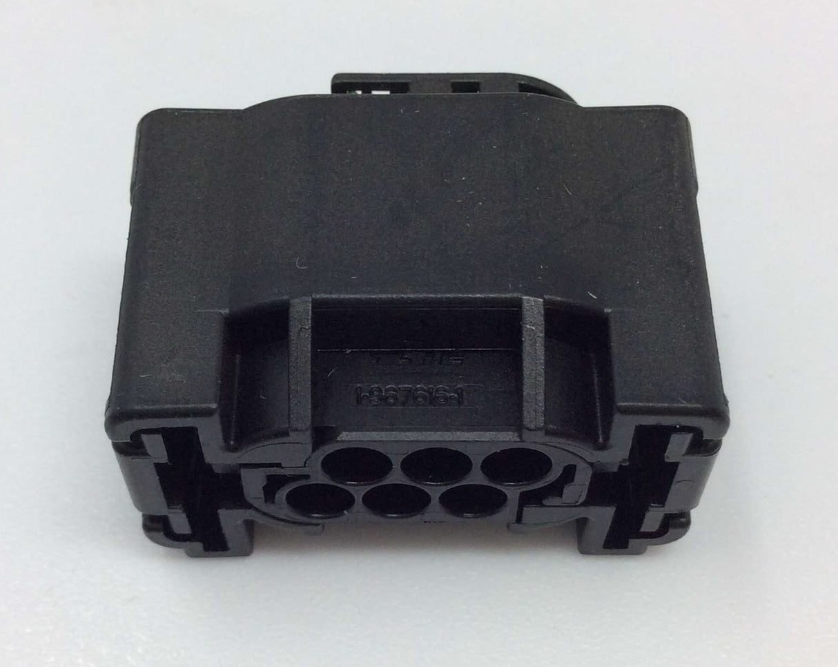 AMP INC  ­-­ 1-967616-1 ­-­ CONNECTOR HOUSING 6 POSITION