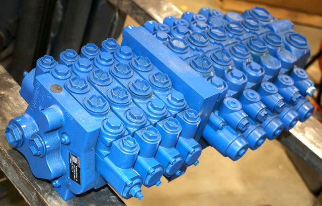 HYUNDAI ­-­ 31MQ-10111 ­-­ MAIN CONTROL VALVE ASSEMBLY
