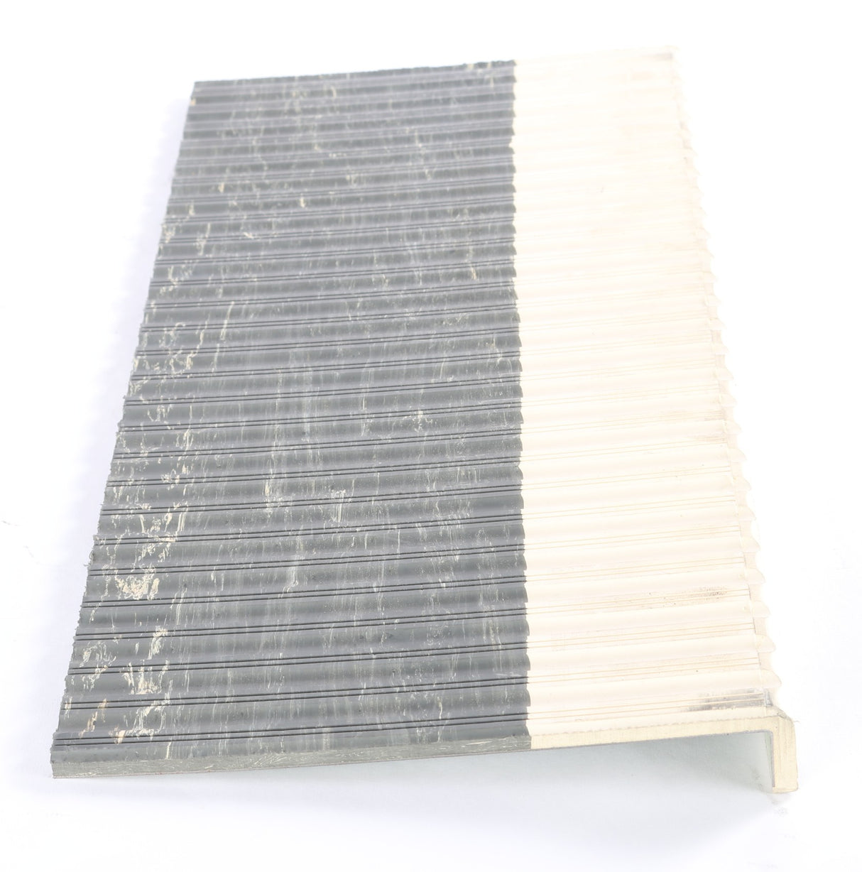 PREVOST ­-­ 506531 ­-­ SECOND FRONT AISLE STEP TREAD