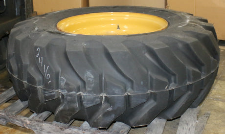 JLG ­-­ 1001152416C ­-­ TIRE AND WHEEL (LEFT)