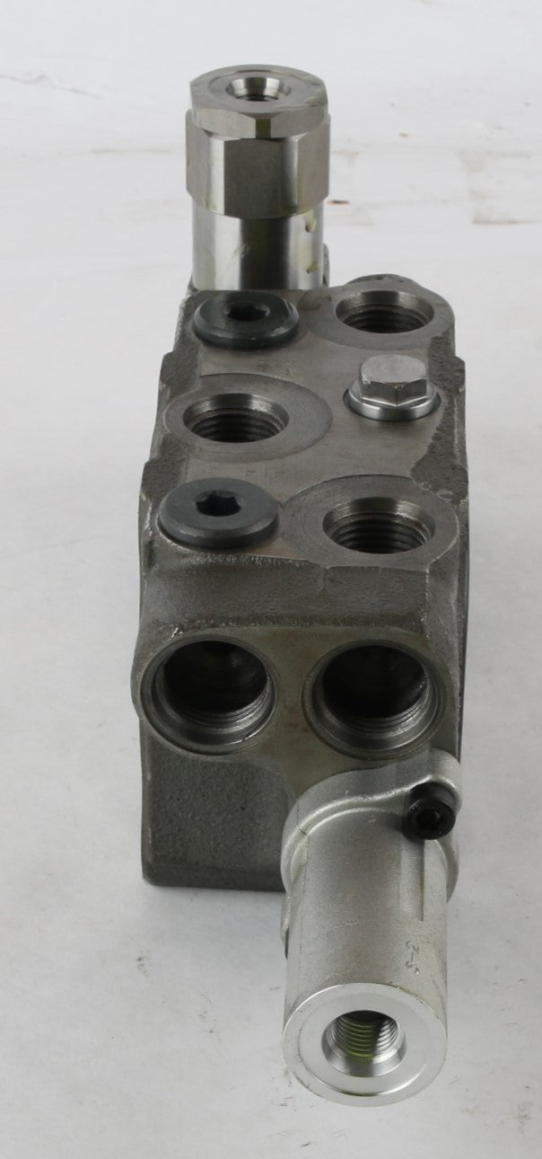 BOBCAT ­-­ 7024705 ­-­ VALVE SECTION