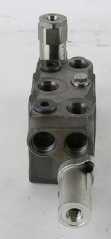 BOBCAT ­-­ 7024705 ­-­ VALVE SECTION