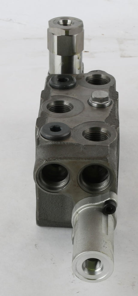 BOBCAT ­-­ 7024705 ­-­ VALVE SECTION