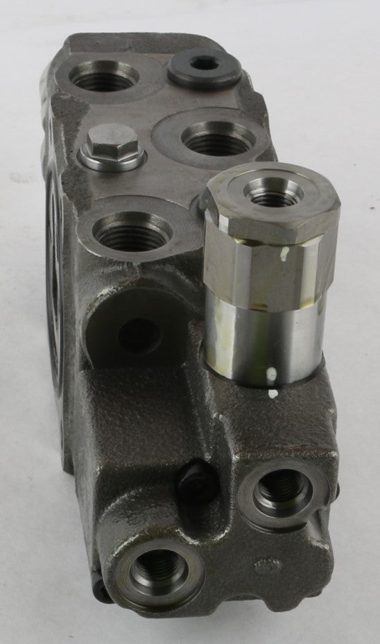 BOBCAT ­-­ 7024705 ­-­ VALVE SECTION
