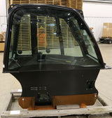 JLG ­-­ 1001208619 ­-­ INSTALLDOOR CAB GLASS (CAT)
