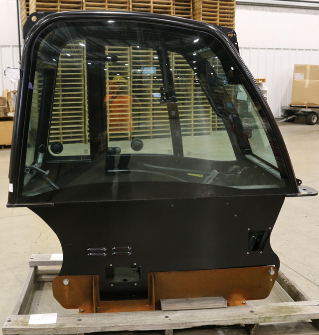 JLG ­-­ 1001208619 ­-­ INSTALLDOOR CAB GLASS (CAT)