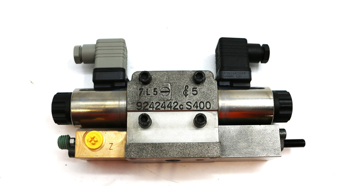 JLG ­-­ 70047084 ­-­ DIRECTIONALVALVE 4/3