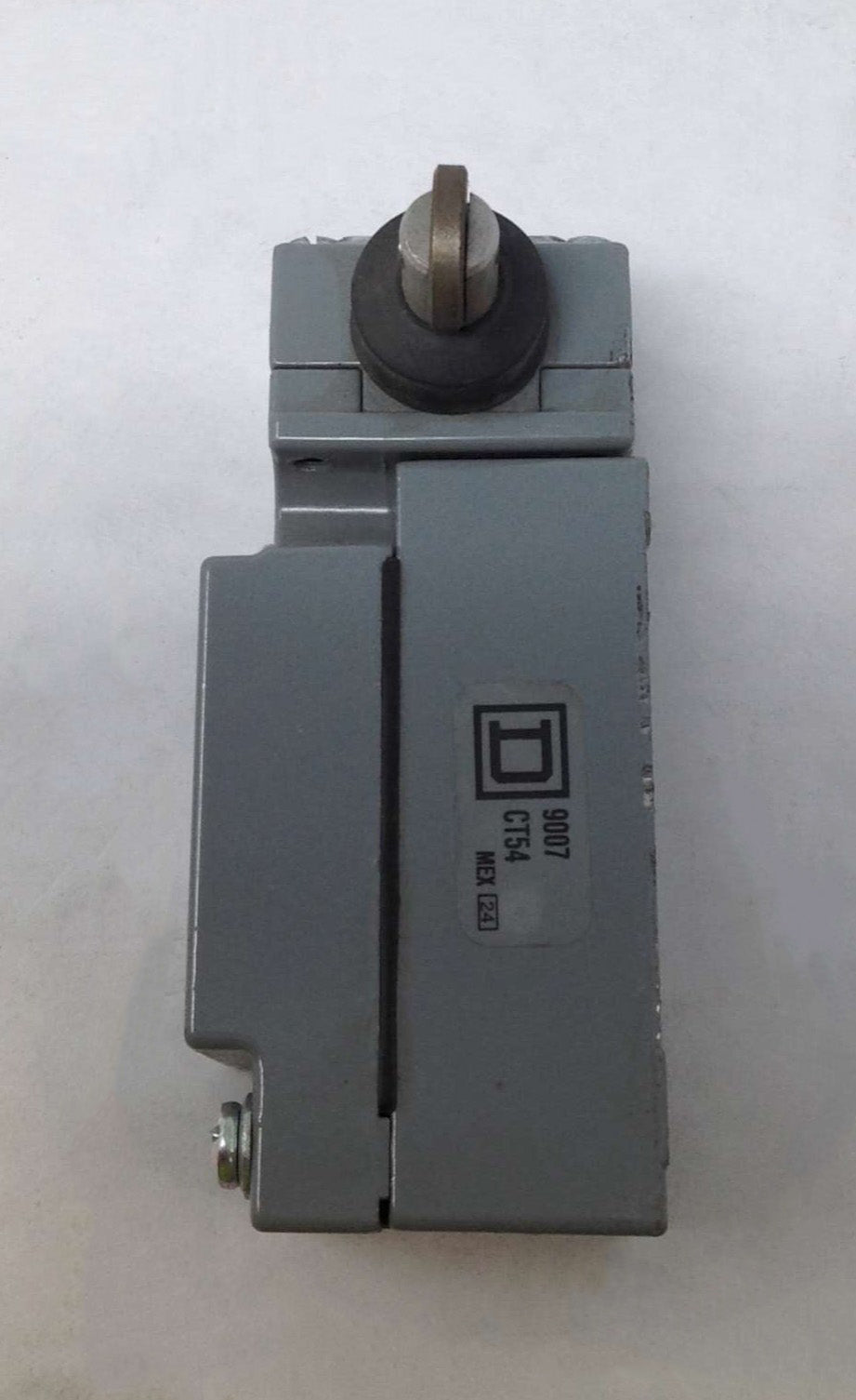 SQUARE D  ­-­ 9007C54F ­-­ LIMIT SWITCH 600V 10A  ROLLER  SNAP ACTION