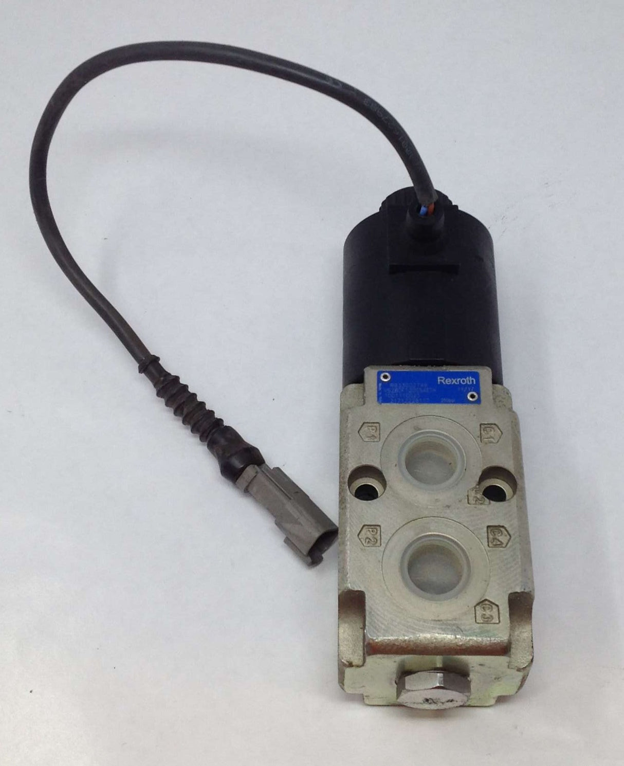 REXROTH ­-­ R933002749 ­-­ HYDRAULIC SOLENOID VALVE: DIVERTER