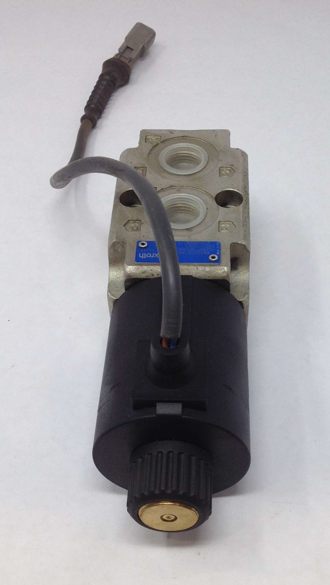 REXROTH ­-­ R933002749 ­-­ HYDRAULIC SOLENOID VALVE: DIVERTER