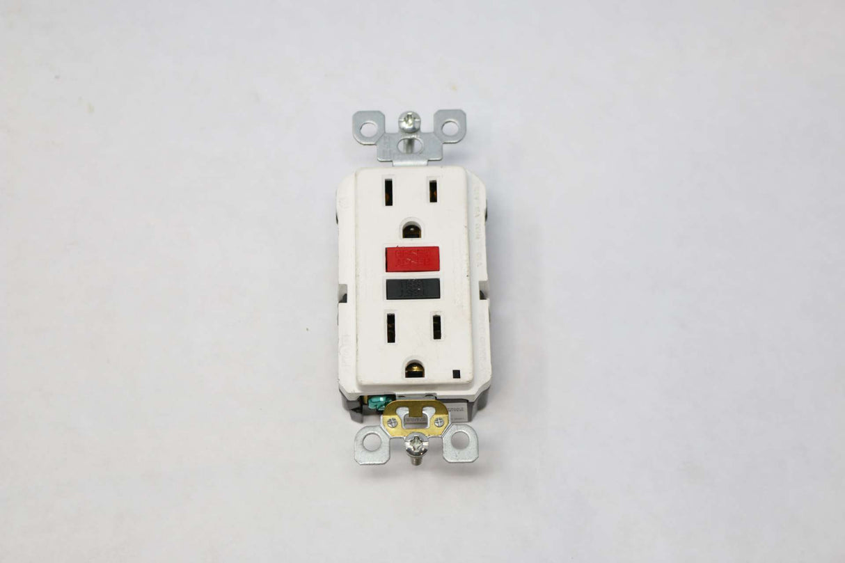 IWS ­-­ 3534138 ­-­ GFI POWER OUTLET