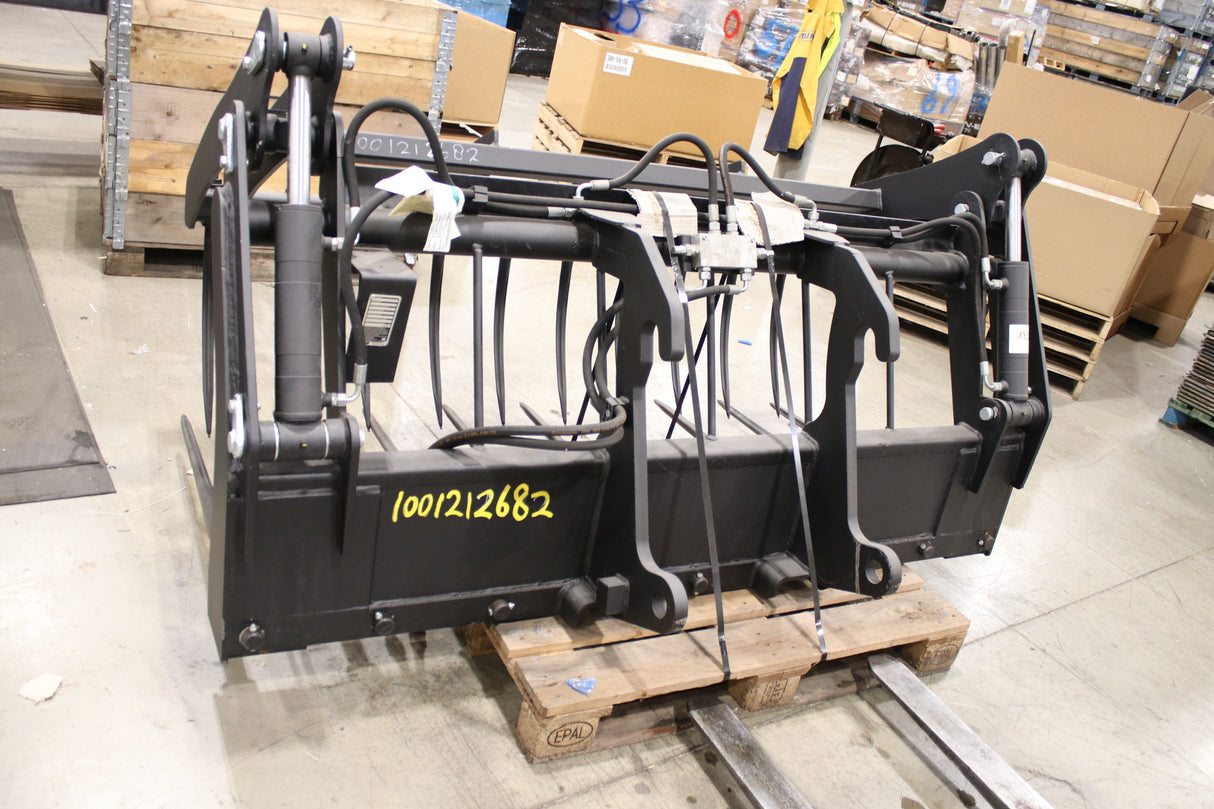 JLG ­-­ 1001212682 ­-­ ATTACH-MUCK FORK W/GRAB