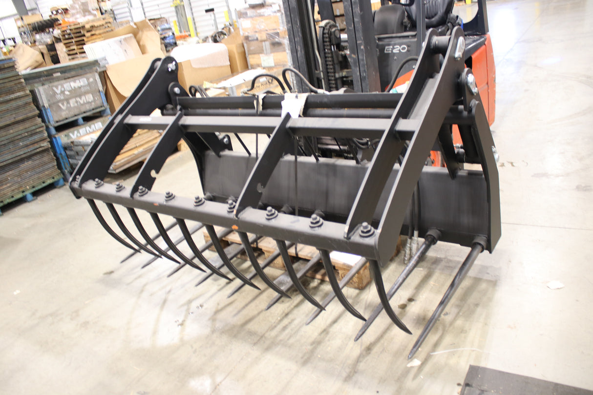 JLG ­-­ 1001212682 ­-­ ATTACH-MUCK FORK W/GRAB