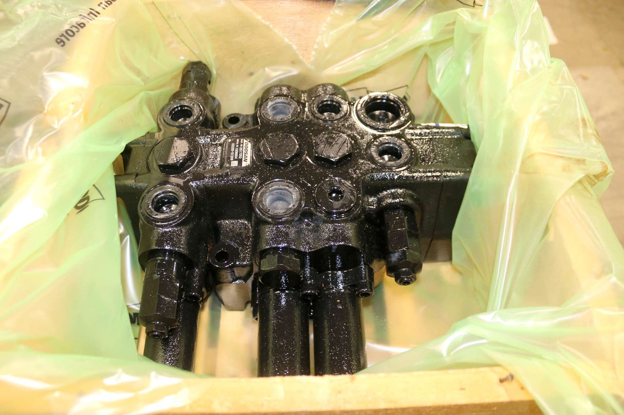 DOOSAN ­-­ D517352 ­-­ VALVE ASSY;3S- D160