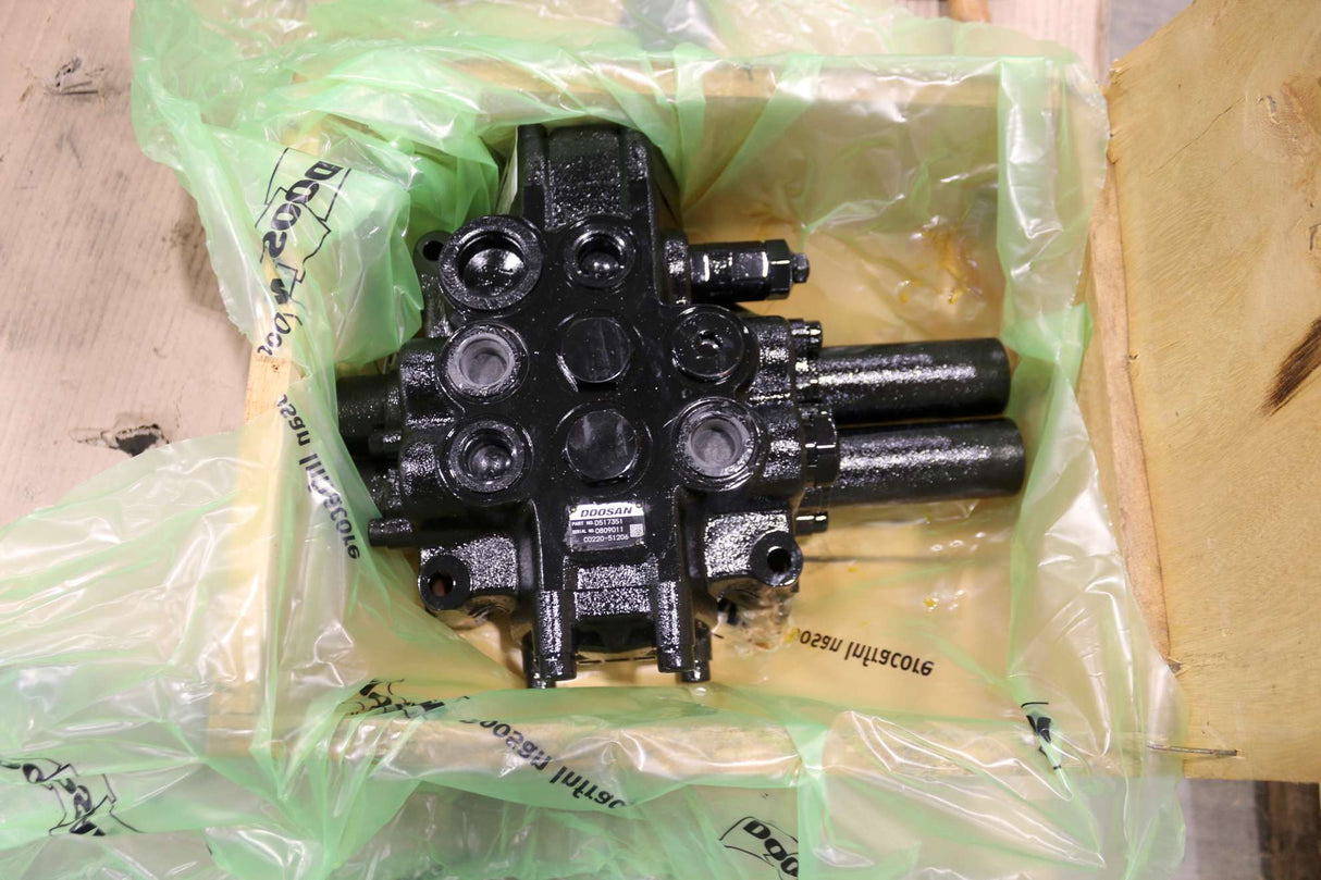 DOOSAN ­-­ D517351 ­-­ VALVE ASSY;2S- D160