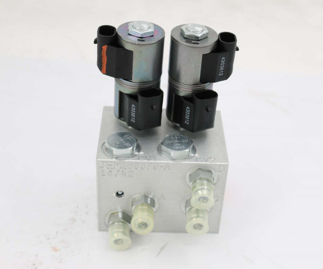 BOBCAT ­-­ 7310656 ­-­ VALVE HYD