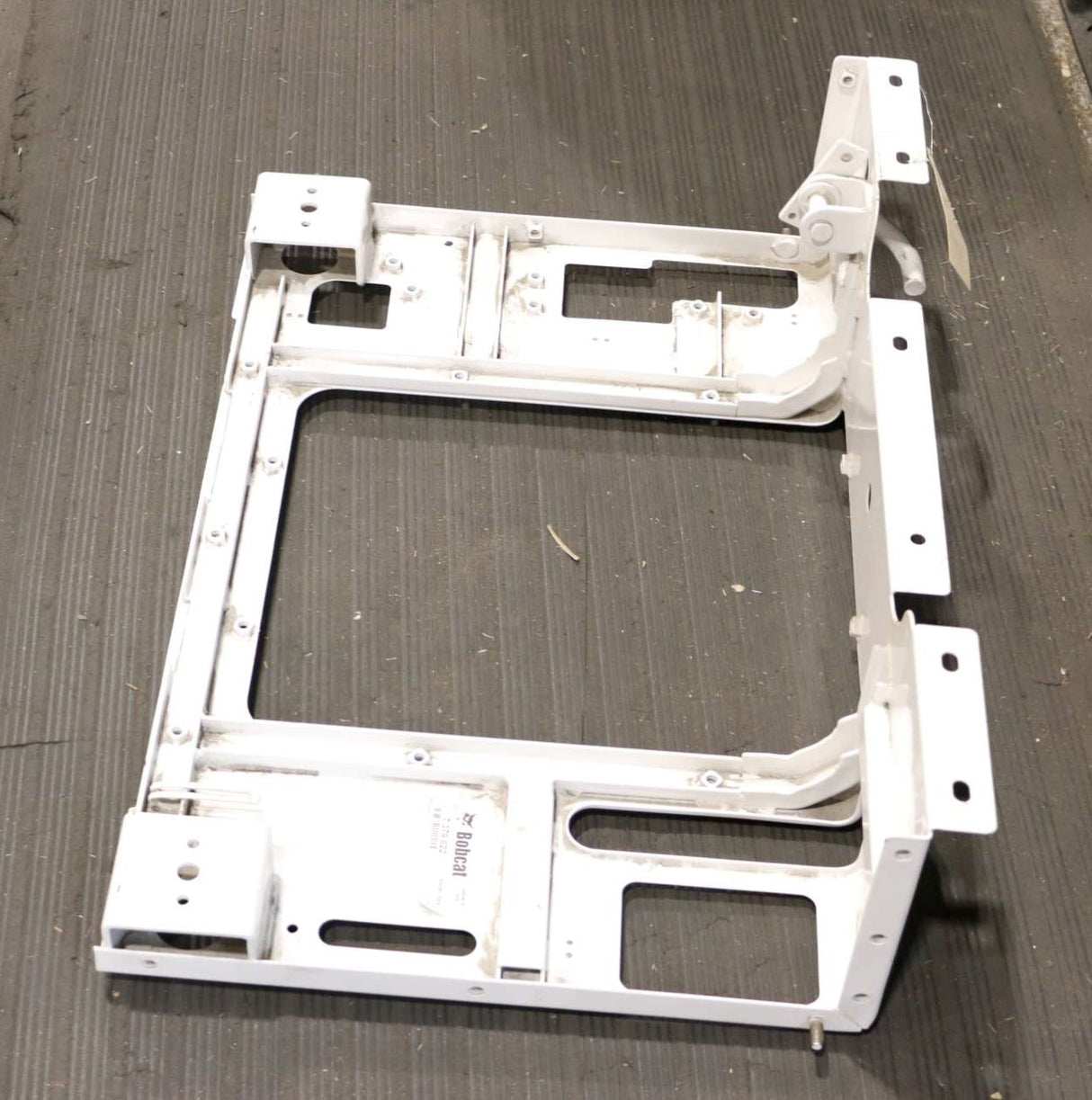 BOBCAT ­-­ 7379622 ­-­ PANEL SEAT