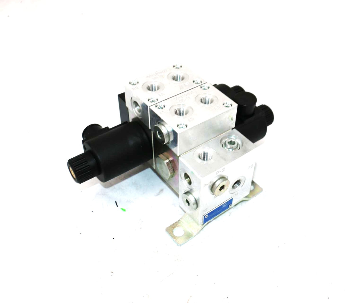 BOBCAT ­-­ 7267526 ­-­ SOLENOID VALVE