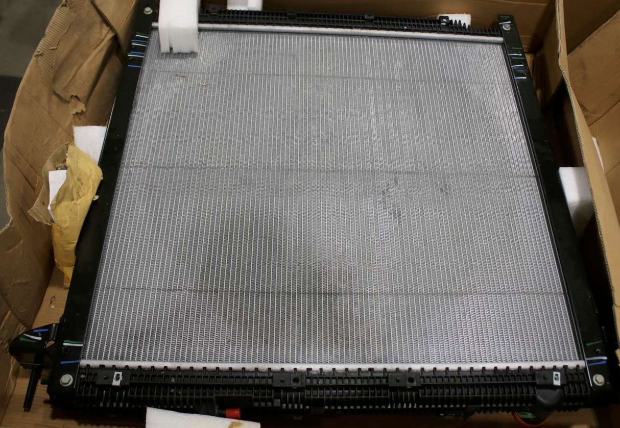 FREIGHTLINER TRUCK (DAIMLER) ­-­ TXE1003850D ­-­ RADIATOR ( WITH FRAME )