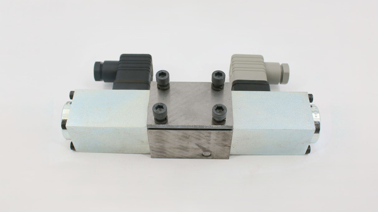 JCB ­-­ 4050/67223 ­-­ VALVE - DIRECTIONAL CONTROL 12V