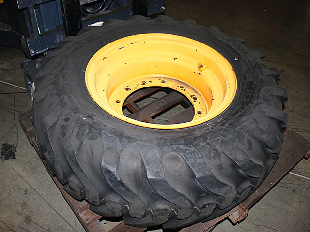 LEEBOY ­-­ 985850 ­-­ TIRE & WHEEL ASSY RH WIDE 15.5X25 - 785 GRADER