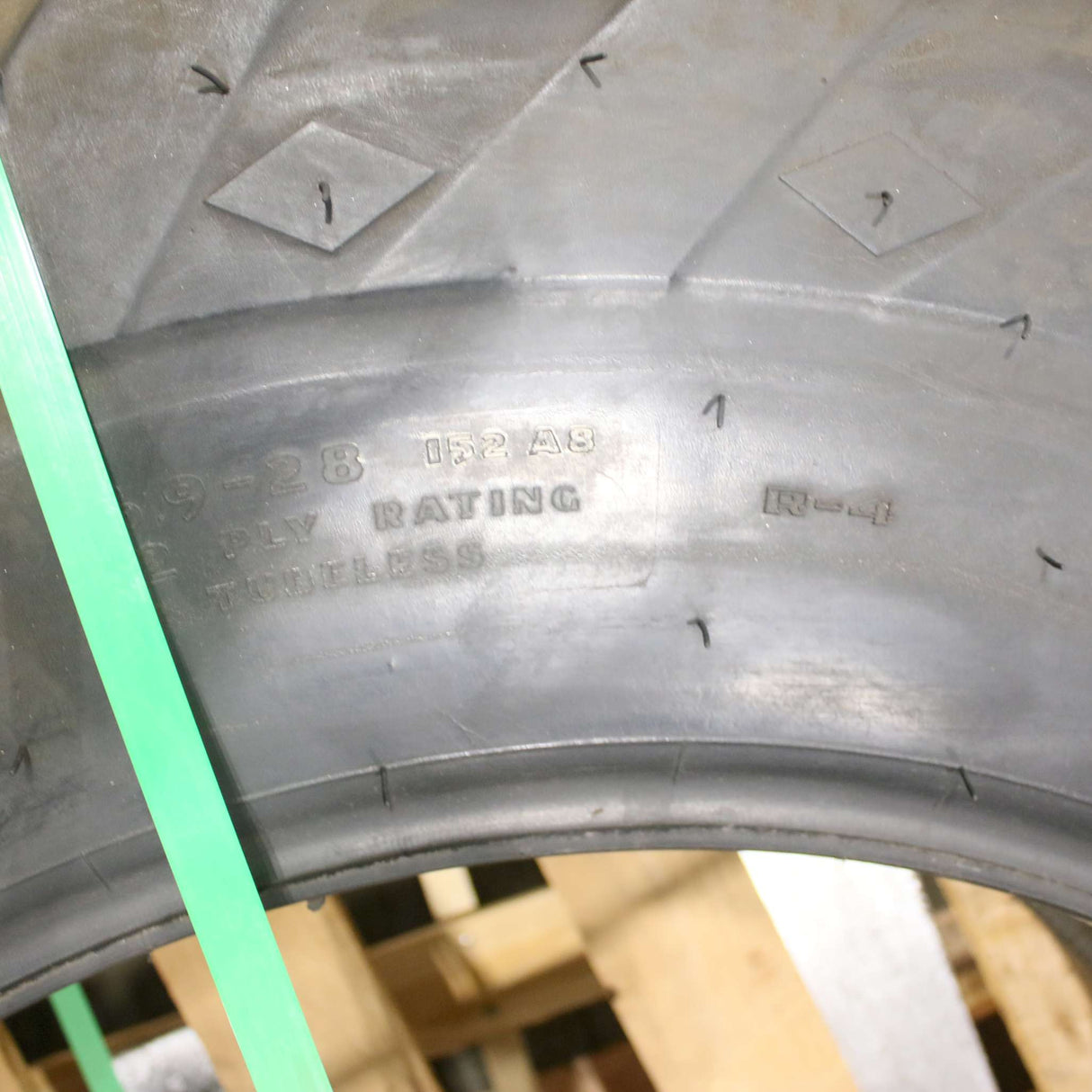 GOODYEAR ­-­ 16.9-28 152A8 ­-­ TYRE 16.9X28X12 R-4