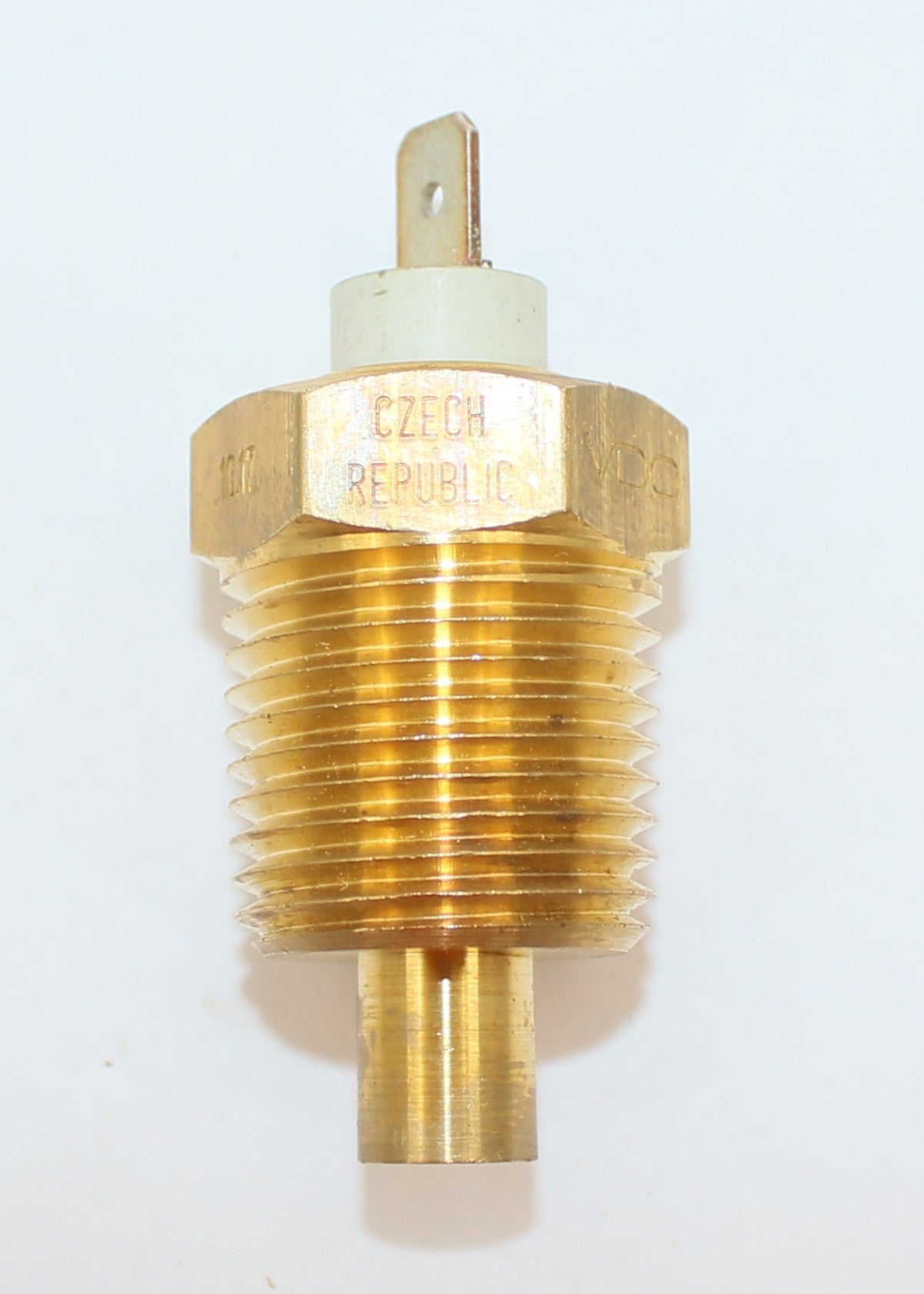VDO ­-­ 323-801-001-010 ­-­ SENSOR - TEMPERATURE 40-120C 1/2 NPT EARTH 6-24V