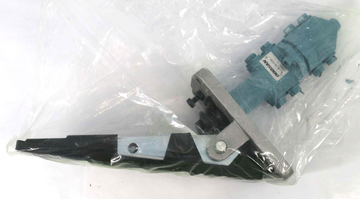 DOOSAN ­-­ 420-00239B ­-­ FOOT BRAKE VALVE