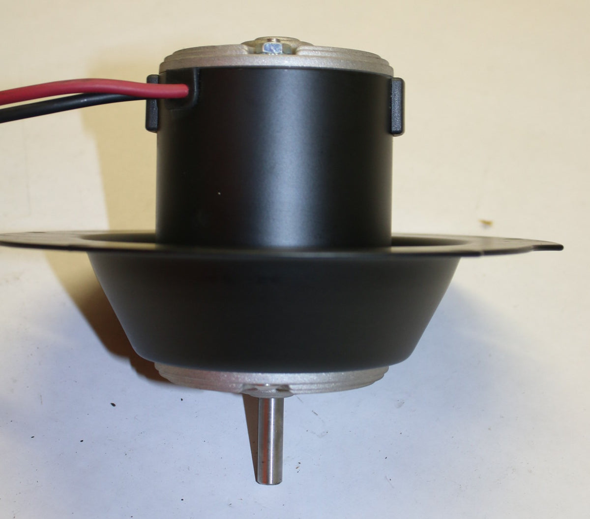 BERGSTROM ­-­ 22302000G ­-­ MOTOR - BLOWER 12V PLATE MOUNT