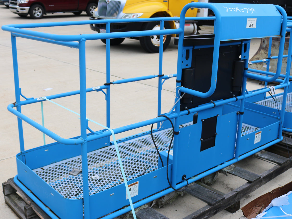 JLG ­-­ 70040739 ­-­ PLATFORM - ASSY - 8FT - SERV