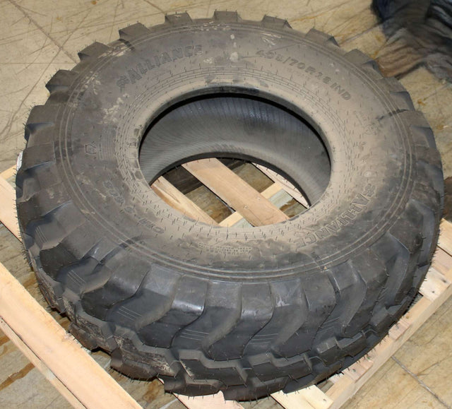 BOBCAT ­-­ 7331628 ­-­ 405|70 R18 RADIAL TIRE